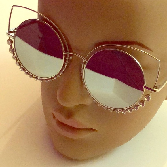 Rhinestone geometric round & silver sunglasses 🕶 - Picture 2 of 8